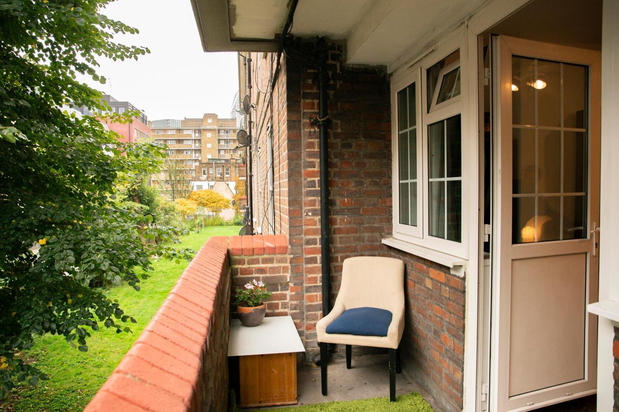 Cosy 3b In The Apartment London